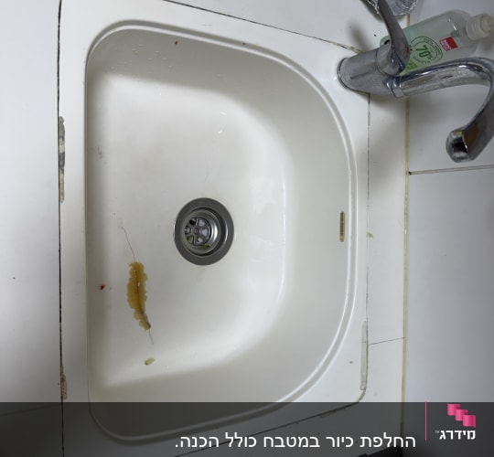 כיור מטבח עם ברז וסבון ידיים